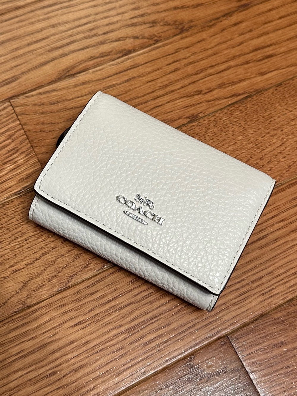 NWOT Coach Pebbled Leather Compact Card Holder in White
